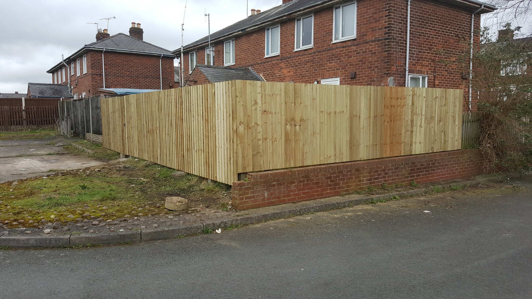 New close-board fence around the same corner