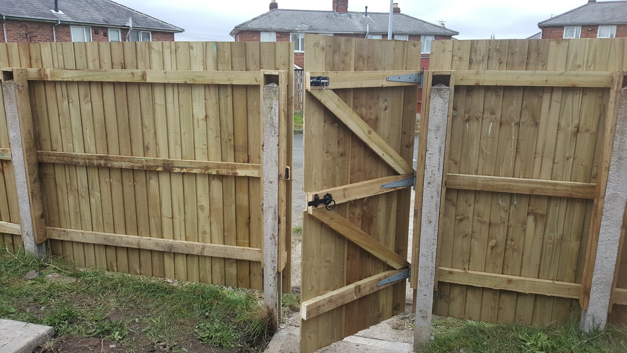 New double gates in close-board fencing